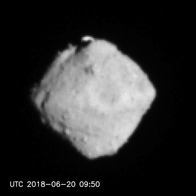 探査機「はやぶさ2」が撮影した小惑星「リュウグウ」
