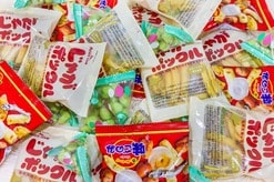 なぜ日本人は「お土産」を配るのか？...「白い恋人」に香港ミルクティー、「名物」の意外なルーツとは？