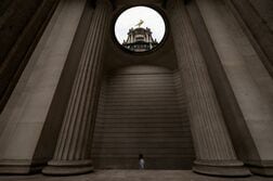 英中銀総裁、単純な金融規制緩和論に反対　適切な枠組みの必要性強調
