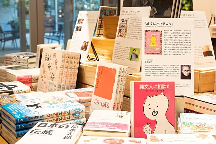 10本のドキュメンタリー映画の推薦文とともに広島 蔦屋書店の文学コンシェルジュが選んだ本が並ぶ