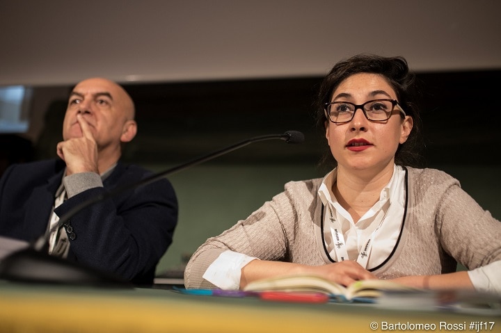 トルコのメディア状況について話す新聞協会のハーマン氏（右）　IJF