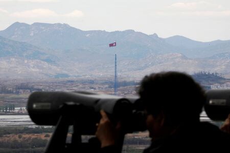 　韓国当局は、北朝鮮が領空侵犯を行ったとするドローン（無人機）問題について、民間人が飛行させた可能性に焦点を当てた調査を開始した。韓国国防省が１２日に発表した。写真は北朝鮮の旗。韓国・坡州市の南北軍事境界線付近で２０１８年４月撮影（２０２６年　ロイター/Kim Hong-Ji）
