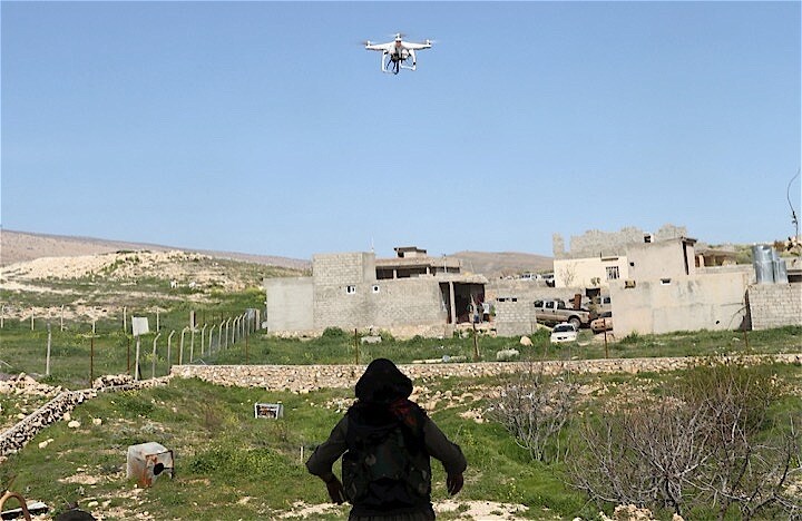 クルド独立派武装勢力PKKの女性兵士が敵を偵察してきたドローンの着陸を待ち構えている。今や紛争地帯でドローンが行き交うのは日常的な光景となりつつある。　Asmaa Waguih-REUTERS