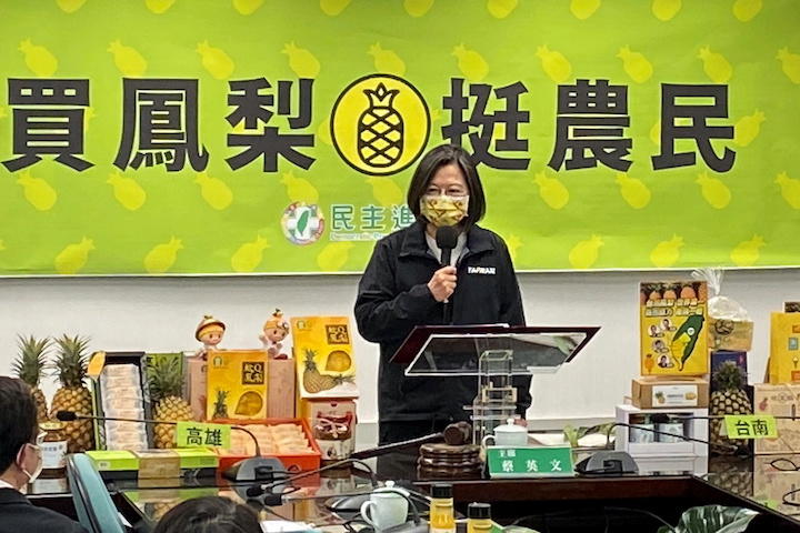 中国から突然禁輸を通告されたパイナップルを宣伝する台湾の蔡英文総統（3月3日）　 Ben Blanchard-REUTERS