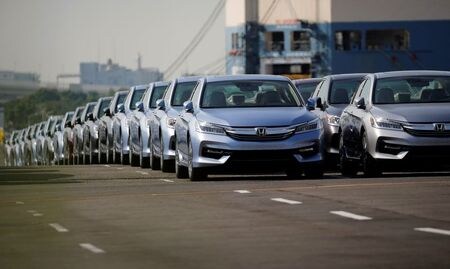 内閣府は１６日、人口減少を踏まえた新車販売台数は今後１０年で１割程度減少するとの試算を公表した。現状での首都圏での自動車保有台数の減少傾向や、人口減少に伴う自動車市場の縮小など、いずれの面からみても１割程度の減少は避けられないとしている。
