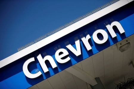 原油価格の急落を受け、シェブロンを含む大手米石油会社の間で設備投資を削減する動きが相次いでいる。ロサンゼルスで２０１６年４月撮影（２０２０年　ロイター/Lucy Nicholson）