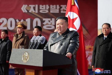 北朝鮮は８日、同国の核兵器は「交渉材料」ではなく、自国民と世界平和を脅かす敵に対する「戦闘が目的」と表明した。写真は病院の建設着工式でスピーチする金正恩総書記。２月、６日、ＫＣＮＡが公表（２０２５年　 KCNA via REUTERS ）