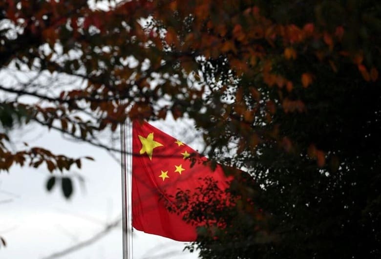 写真は中国大使館の中国国旗。11月18日、東京で撮影。 REUTERS/Issei Kato