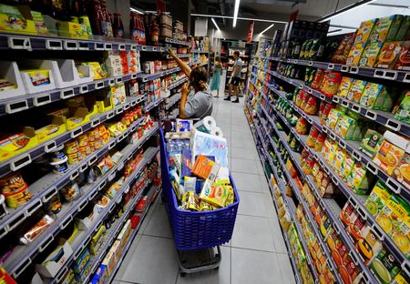 欧州連合（ＥＵ）統計局が７日発表した９月のユーロ圏生産者物価指数（ＰＰＩ）は前月比０．５％上昇、前年同月比１２．４％下落した。仏ニースで昨年８月撮影。（2023年　ロイター/Eric Gaillard/File Photo）