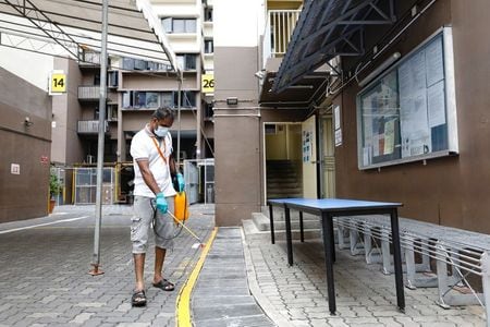 　４月２０日、シンガポール保健当局は、新たな新型コロナウイルス感染者が１４２６人確認されたと発表した。写真はシンガポールで７日、寮の前を消毒する男性。提供写真（２０２０年　ロイター/Ministry of Manpower Singapore）