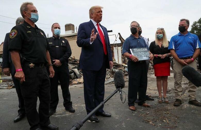 トランプ米大統領(中央)は、警官による黒人男性銃撃事件が起きたウィスコンシン州ケノーシャを訪れた(2020年　ロイター/Leah Millis)