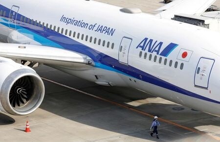 ＡＮＡホールディングスは２６日、傘下の全日本空輸（ＡＮＡ）が２０２１年度の国際線の航空輸送事業計画で、サマーダイヤ期間に国際線の１６路線を運休、３路線を減便することを決めたと発表した。写真は、羽田空港に駐機されたANAの航空機。2020年10月27日に撮影。（2021年　ロイター／Kim Kyung-Hoon）