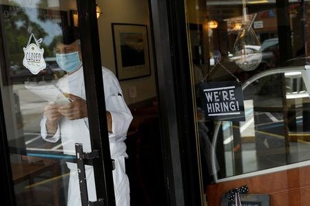米フィラデルフィア地区連銀のハーカー総裁は１３日、新型コロナウイルス禍が不平等の拡大や自動化の加速を招いており、米経済がコロナ前の水準に戻るには時間がかかるとの認識を示した。マイアミの飲食店のようす。５月撮影（２０２０年　ロイター／Marco Bello）