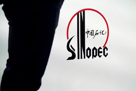 　１２月２８日、中国石油化工（シノペック）は同日公表のリポートで、中国の石炭消費が２０２５年前後に４３億７０００万トンでピークに達するとの見通しを示した。写真はシノペックのロゴ。中国・上海で２０１８年９月撮影（２０２３年　ロイター）