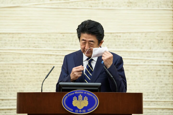 5月14日、緊急事態宣言の「中間報告」を行った安倍首相　Akio Kon/Pool via REUTERS