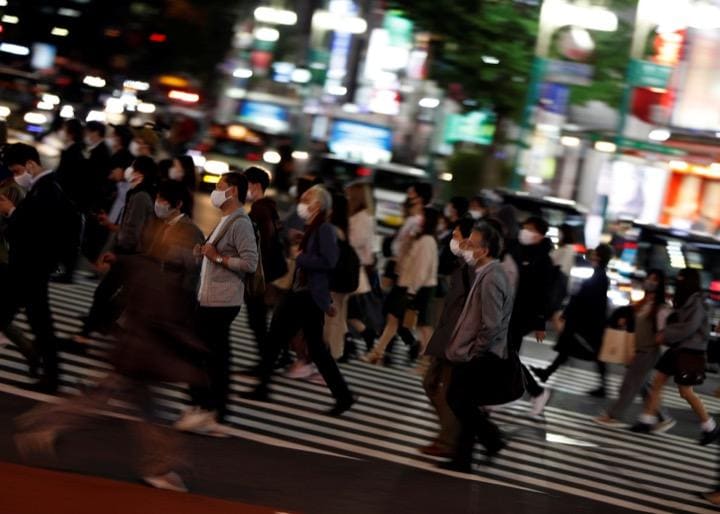 東京都は27日、都内で新たに過去最多の570人の新型コロナウイルス陽性者が確認されたと発表した。写真は都内で。ロイター / Issei Kato