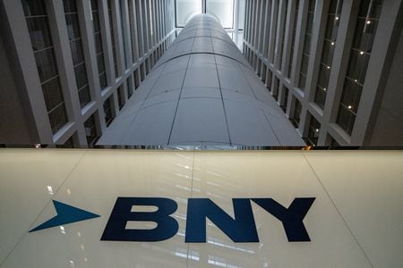 米金融大手バンク・オブ・ニューヨーク・メロンが１２日発表した第２・四半期決算は、利益が市場予想を上回った。好調な投資サービス手数料収入が利息収入の減少を相殺した。１０日撮影（２０２４年　ロイター/David \'Dee\' Delgado）