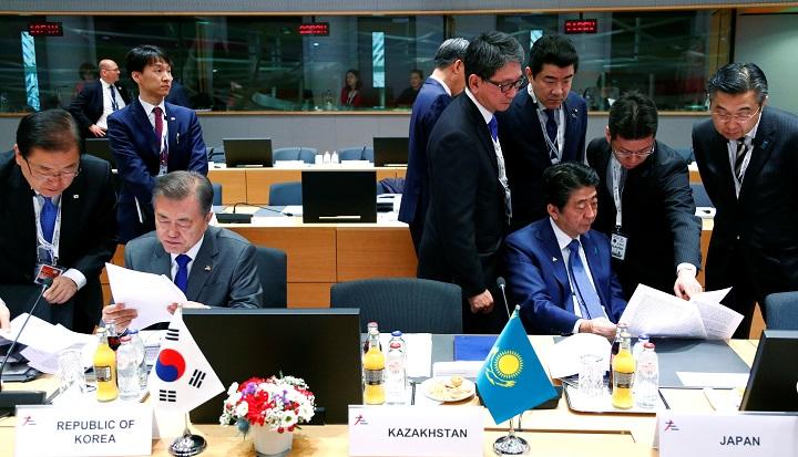 2018年10月にベルギーで行われた第12回ASEM首脳会合に出席した安倍首相と文在寅大統領　Francois Lenoir-REUTERS