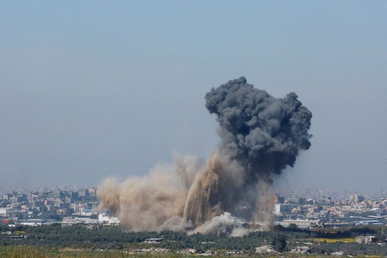 イスラエルとの境界線に近いガザの街で起きた爆発（3月13日）　Carlos Garcia Rawlins-Reuters
