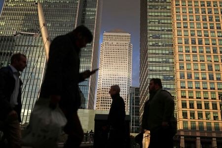 　５月７日、英求人雇用連盟（ＲＥＣ）と会計事務所ＫＰＭＧが公表した月次調査によると、英企業の新規採用需要が、４月に約２２年の統計史上最大の落ち込みを示した。写真はロンドンで２０１８年１２月撮影（２０２０年　ロイター／Simon Dawson）