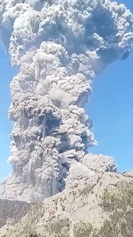 噴火するドゥコノ火山。2026年5月8日、ソーシャルメディアの動画のスクリーンショット。Aleksius Djangu/via REUTERS