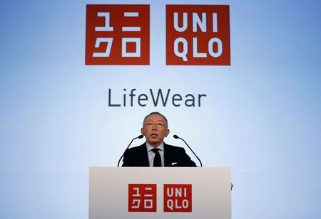 　４月８日、ファーストリテイリングの柳井正会長兼社長（写真）は８日の決算会見で、中国新疆ウイグル自治区で懸念されている少数民族ウイグル族の人権を巡る問題について政治的だとの認識を示し、「政治的には中立な立場でやっていきたい。ノーコメントとさせていただきたい」と述べた。都内で２０１７年３月撮影（２０２１年　ロイター/Issei Kato）
