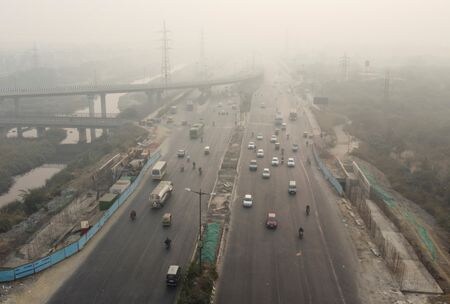 ２月７日、    国際エネルギー機関（ＩＥＡ）は、インドは２０２３─３０年の世界の石油需要の増加において、中国を僅差で抜いて最大のけん引役になると予想する報告書を公表した。ニューデリーで２０２０年１１月撮影（２０２４年　ロイター/Danish Siddiqui）