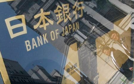 ７月２９日、 日銀が公表した２０１２年上半期の金融政策決定会合の議事録からは、デフレ脱却に向け、物価安定の「目途」を１％と定めて資産買い入れ基金の増額を重ねる一方で、マーケットの期待や政界の批判になびくことを嫌う「白川日銀」の姿が浮き彫りになった。写真は東京で２０１０年４月に撮影（２０２２年　ロイター／Issei Kato）