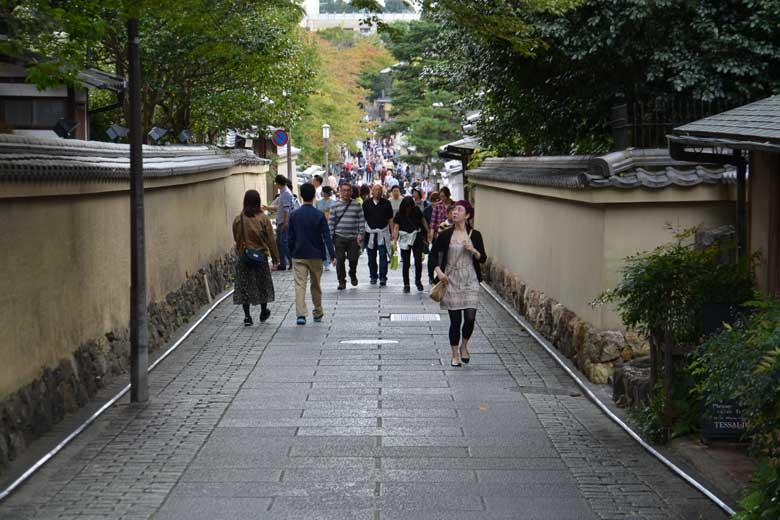 京都の狭い路地の大半は「自動車侵入禁止」にし得る（筆者提供）