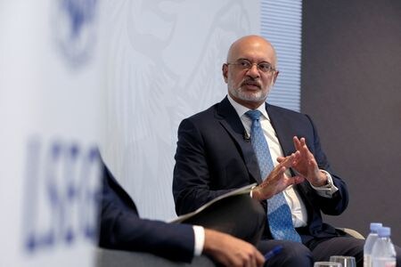 ９月１４日、 シンガポールの銀行大手ＤＢＳグループのピユシュ・グプタ最高経営責任者（写真）は、現在広がっている中国経済に対する悲観論は「行き過ぎ」ではないが、インド経済を楽観視していると発言、今後５年でインド事業を３倍にする計画を明らかにした。シンガポールで同日撮影（２０２３年　ロイター/Mindy Tan）