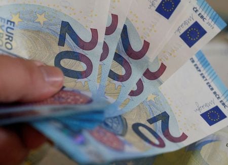 ニューヨーク外為市場ではドルが上昇し、対ユーロでは約１６カ月ぶりの高値を更新した。２０１６年８月撮影（２０２１年　ロイター/Regis Duvignau）