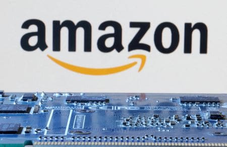 　人工知能（ＡＩ）用半導体メーカーである米新興企業セレブラス・システムズとアマゾン・ドット・コムは１３日、チャットボットやコーディングツールといったＡＩサービスの速度向上を目指したアマゾンの新サービスに両社の半導体を組み合わせて供給することで提携したと発表した。２０２４年１月撮影（２０２６年　ロイター／Dado Ruvic）