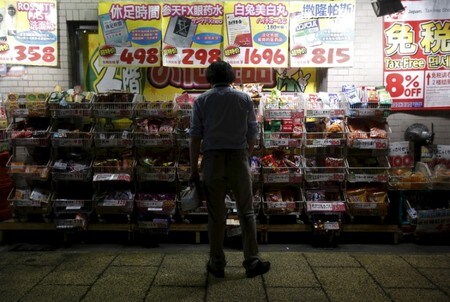 　６月２１日、日銀は、７月末に公表する新たな展望リポート」に向け、好景気にもかかわらず、鈍い物価上昇の要因について分析を進めているが、企業の生産性向上に向けた取り組みや、流通形態の変化など構造的な要因がポイントになりそうだ。写真は都内のドラッグストア、２０１５年８月撮影（２０１８年　ロイター/Yuya Shino）
