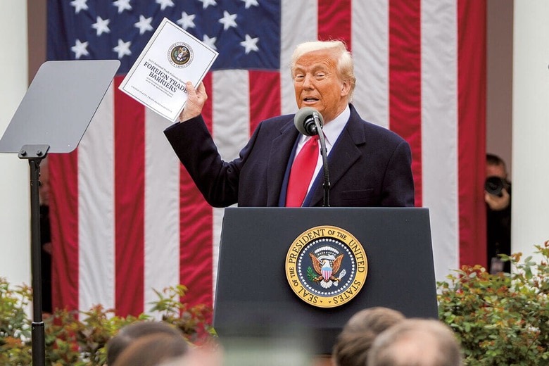 ホワイトハウスで相互関税を発表しアメリカは約50年間「略奪の限りを尽くされてきた」と主張したトランプ米大統領（4月2日）　AP/AFLO