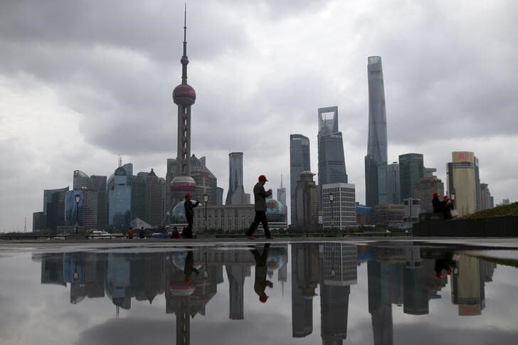 企業調査では、デフレ懸念が出ている中国について、19％の企業が中長期的に自社にとっての重要度が低下すると回答した。写真は上海で2016年3月撮影（2023年　ロイター／Aly Song）