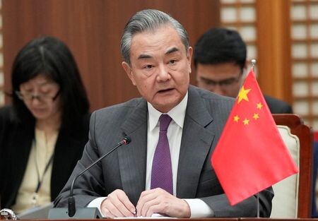 　１２月５日、中国の王毅外相（写真）は４日、欧州連合（ＥＵ）の駐中国大使やＥＵ加盟国の高官らと面会し、７日に開かれる中ＥＵ首脳会談で関係深化を目指す考えを表明した。写真は１１月韓国プサンでの代表撮影（２０２３年／ロイター）