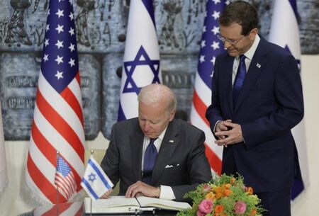 中東を歴訪しているバイデン米大統領（写真中央）は１４日、最初の訪問国イスラエルでラピド首相と会談し、イランによる核兵器保有を認めないとする共同宣言に署名した。（２０２２年　ロイター/Evelyn Hockstein）