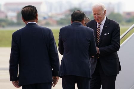 バイデン米大統領は１２日、東南アジア諸国連合（ＡＳＥＡＮ）の首脳らとカンボジアで会談し、双方の関係の「包括的戦略パートナーシップ」への格上げを「現代における最大の課題」に対処するための重要な一歩だと歓迎した。プノンペンで１２日撮影。（2022年　ロイター/Kevin Lamarque）