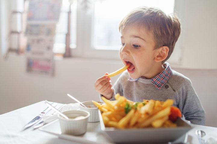 成長途上にある子どもにとって孤食が続くのは好ましくない　Miljan Zivkovic/iStock.