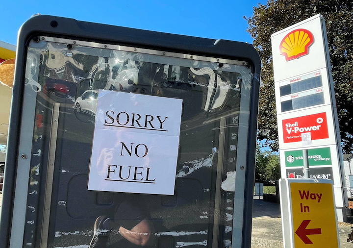 「燃料切れ」のサインを出すイギリス・ハートフォードシャーのガソリンスタンド（9月29日）Matthew Childs-REUTERS