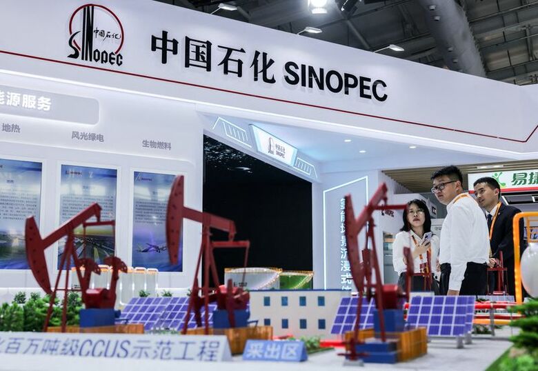 写真はシノペックのロゴ。2025年9月、中国・北京で撮影。 REUTERS/Maxim Shemetov