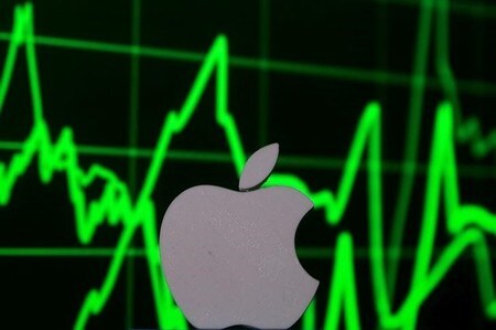 　６月１５日、アップルなど米ハイテク最有力５銘柄が、過去１週間で失った時価総額の合計は約１２００億ドルと、ボーイングを買収できるほどに上る。それでも米国株全般の足場が揺らいでいる気配はなく、Ｓ＆Ｐ総合５００種は最高値圏を維持している。写真はアップルのロゴ。ボスニア・ヘルツェゴビナのゼニツァで昨年４月撮影（２０１７年　ロイター/Dado Ruvic/Illustration）