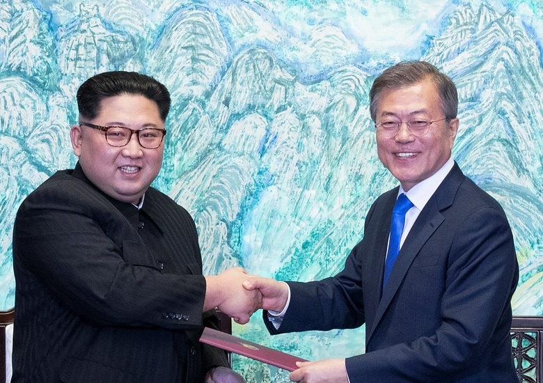 第3回南北首脳会談で「板門店宣言」に署名した金正恩委員長（左）　Korea Summit Press/Reuters