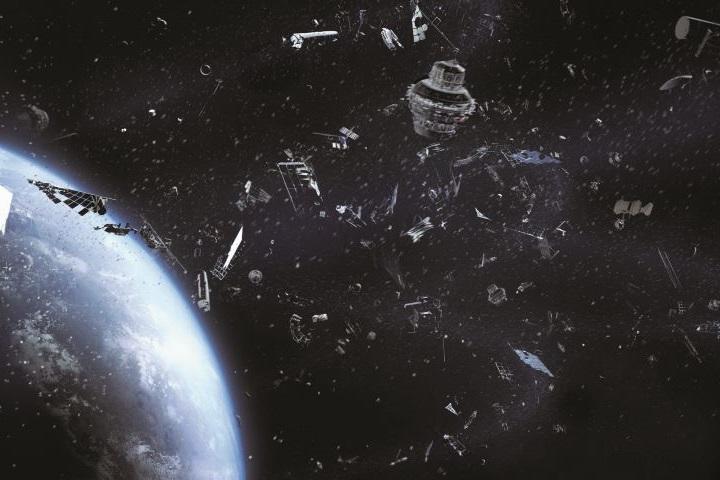 ロマンの現実 数千の人工衛星やデブリ で混雑する宇宙で衝突リ スクが高まっている