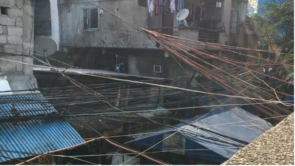 電線だらけのスラムを少し上から撮る（スマホ撮影）