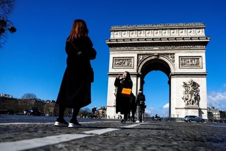 １０月３１日、ＥＵ統計局は、２０２２年の域内観光客による宿泊利用が新型コロナウイルス禍前の９６％まで回復したと発表した。写真はパリで３月撮影（２０２３年　ロイター／Gonzalo Fuentes）