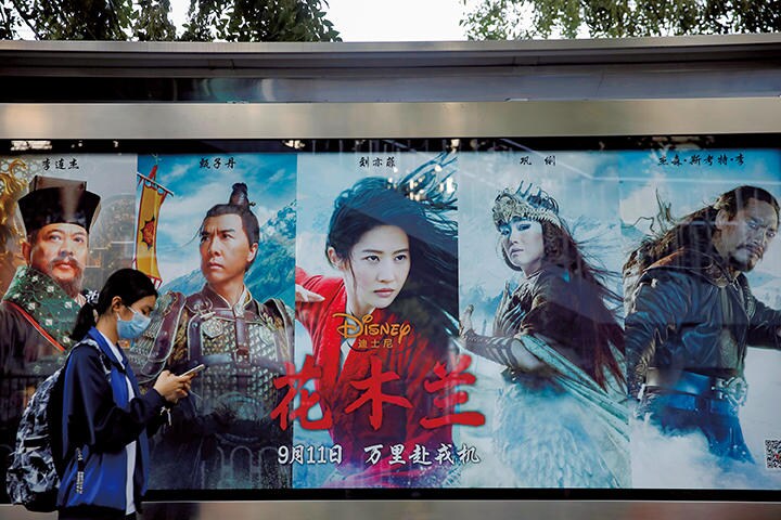 中国のスターをそろえた『ムーラン』はヒット確実に見えたが（北京のバス停に貼り出されたポスター）　CARLOS GARCIA RAWLINS-REUTERS