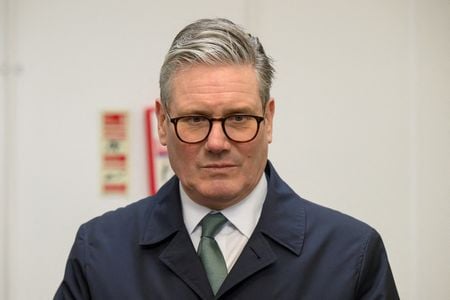 スターマー英首相は２月１６日、戦争終結後の平和維持軍の一員としてウクライナに英軍を派遣する用意があると述べた。１０日、英南部ニューキーで代表撮影（２０２５年　ロイター）