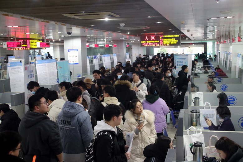 大学卒業生のためのジョブフェア。若年層の失業率は10%を軽く超える（1月19日、江蘇省蘇州市）Photo by Costfoto/NurPhoto