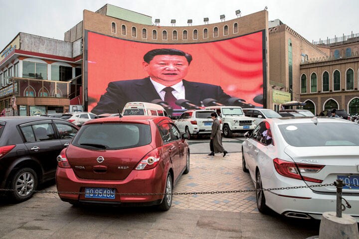 新疆ウイグル自治区カシュガルの巨大スクリーンに映る習近平　BLOOMBERG/GETTY IMAGES
